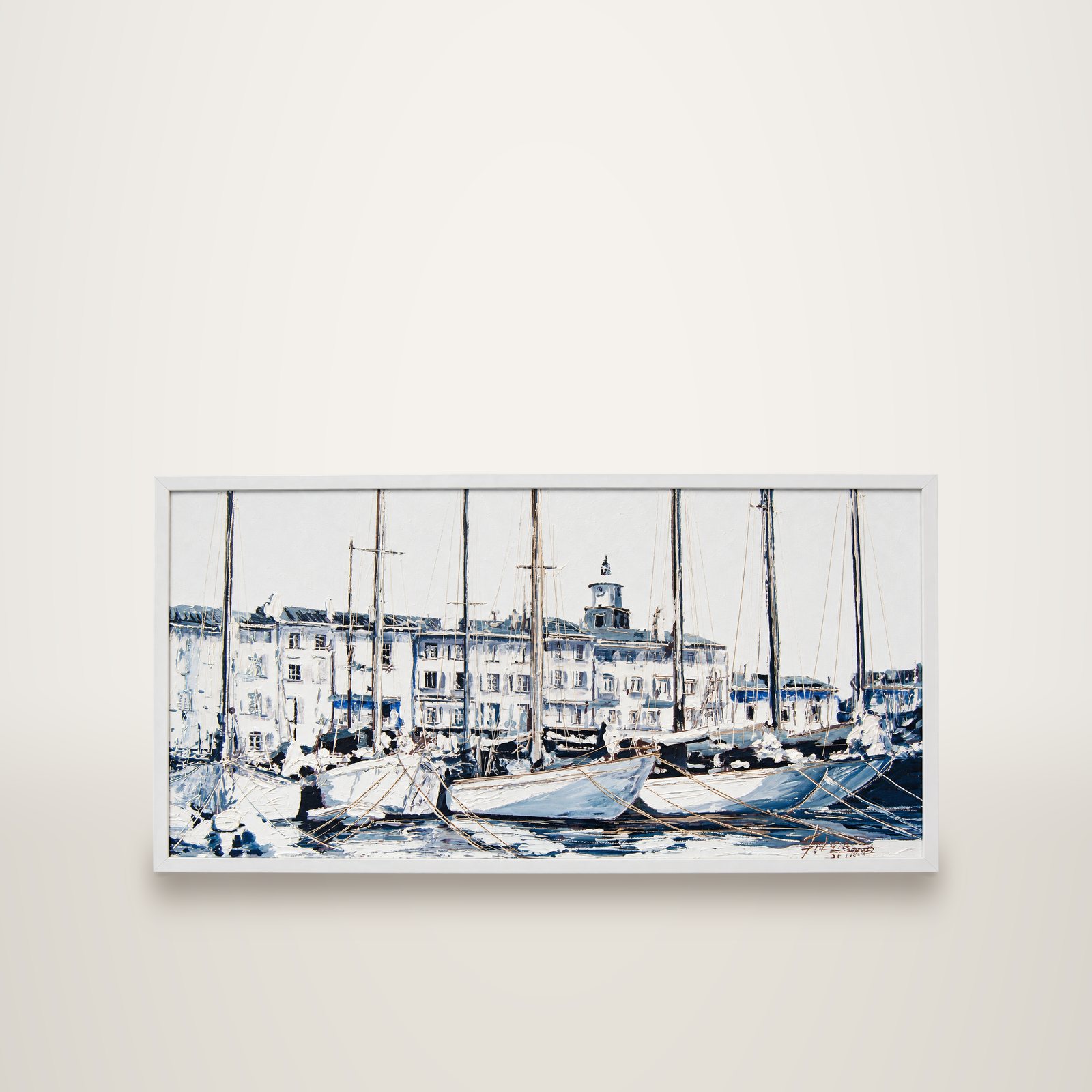 Peinture au couteau en camaïeu de gris : voiliers amarrés devant les façades d’un port.